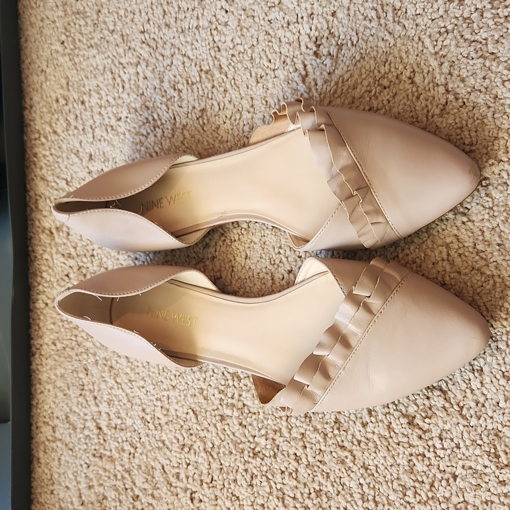 Nude pointy toe flats